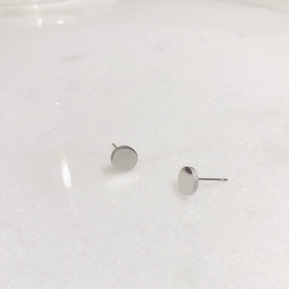 Geometric stud earrings - Picture 3 of 11